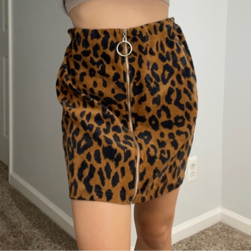 Cheetah print tight skirt with circular zipper detail